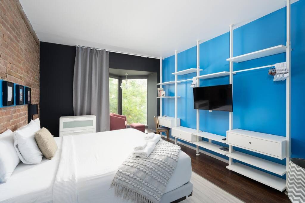 Two Bedroom Duplex In Plateau Mont-royal District *