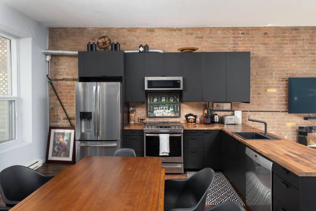 Two Bedroom Duplex In Plateau Mont-royal District *